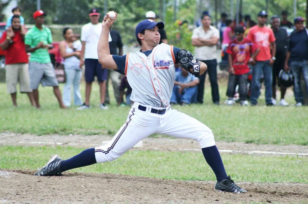 Edwards Reyes de los Cerveceros de Milwaukee es vital en el relevo de los Mineros de Bonao.